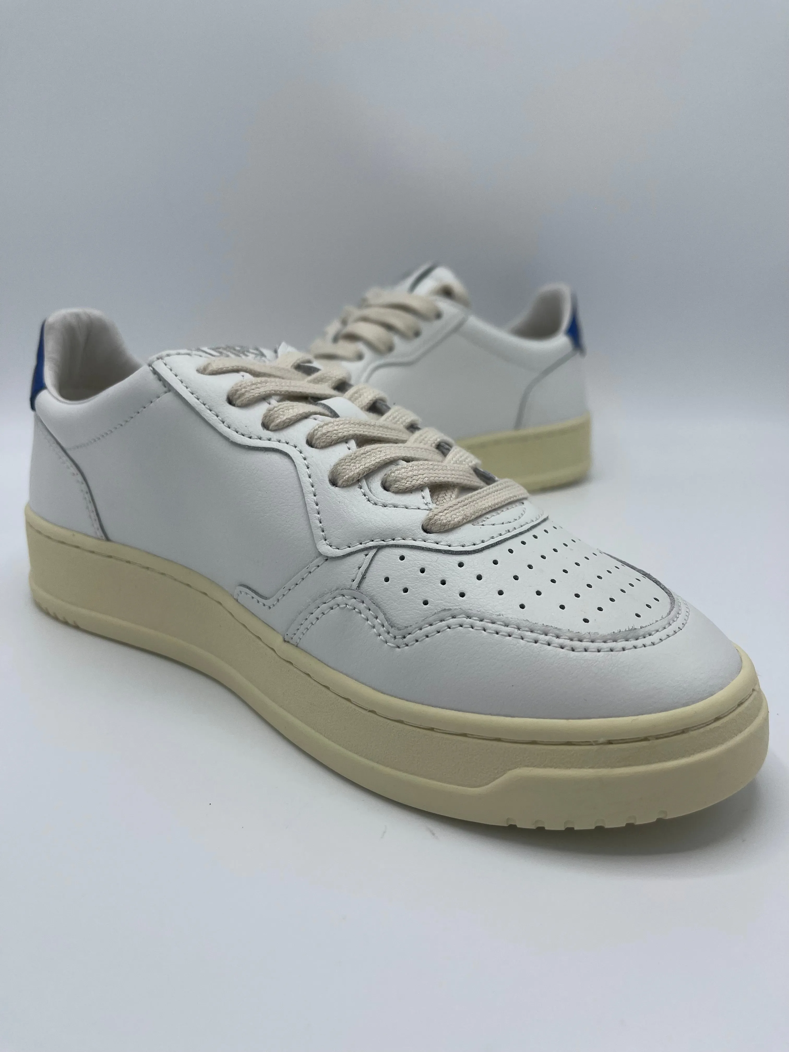 MEDALIST WHITE BLUE SNEAKER - AUTRY