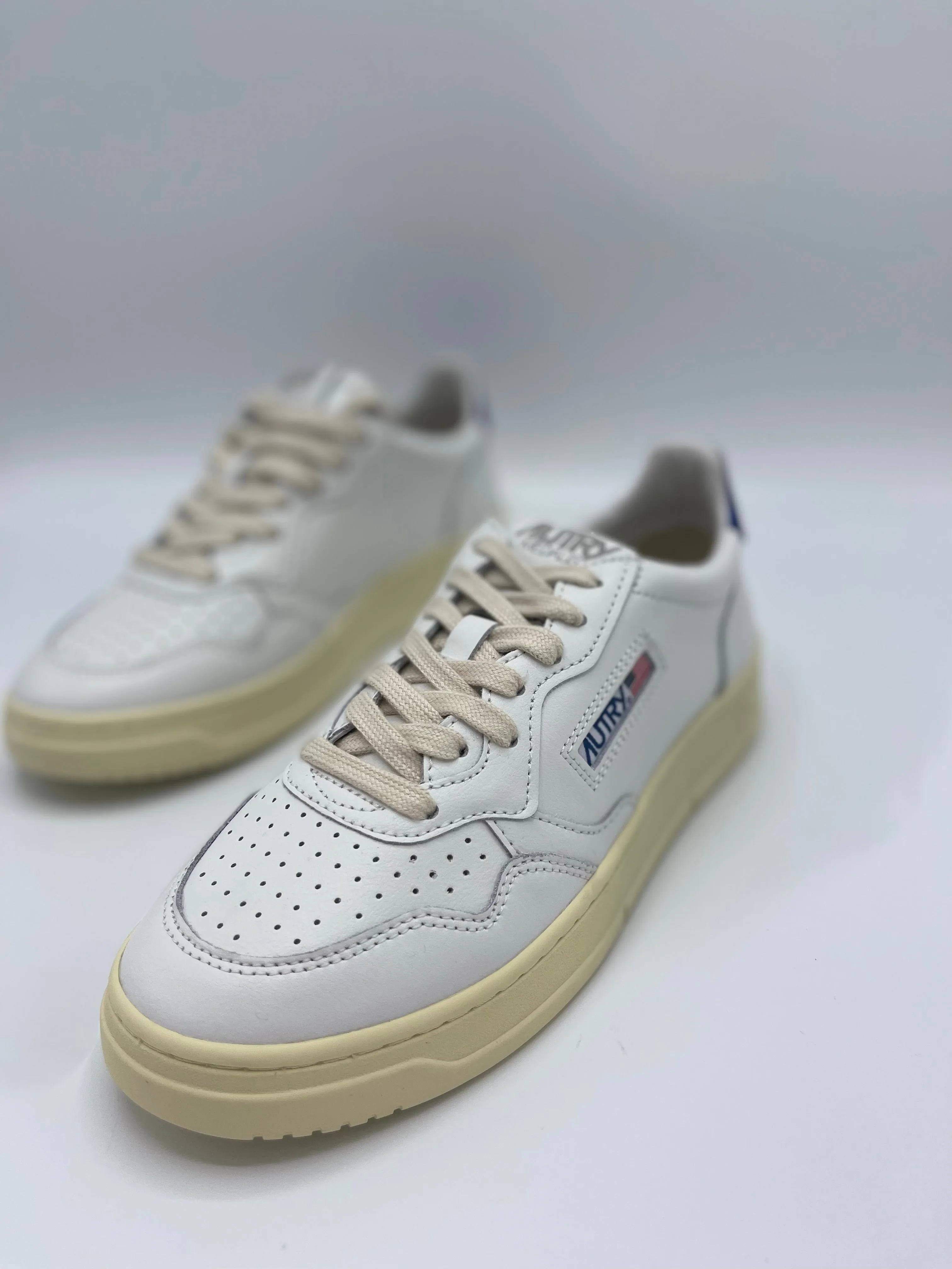 MEDALIST WHITE BLUE SNEAKER - AUTRY