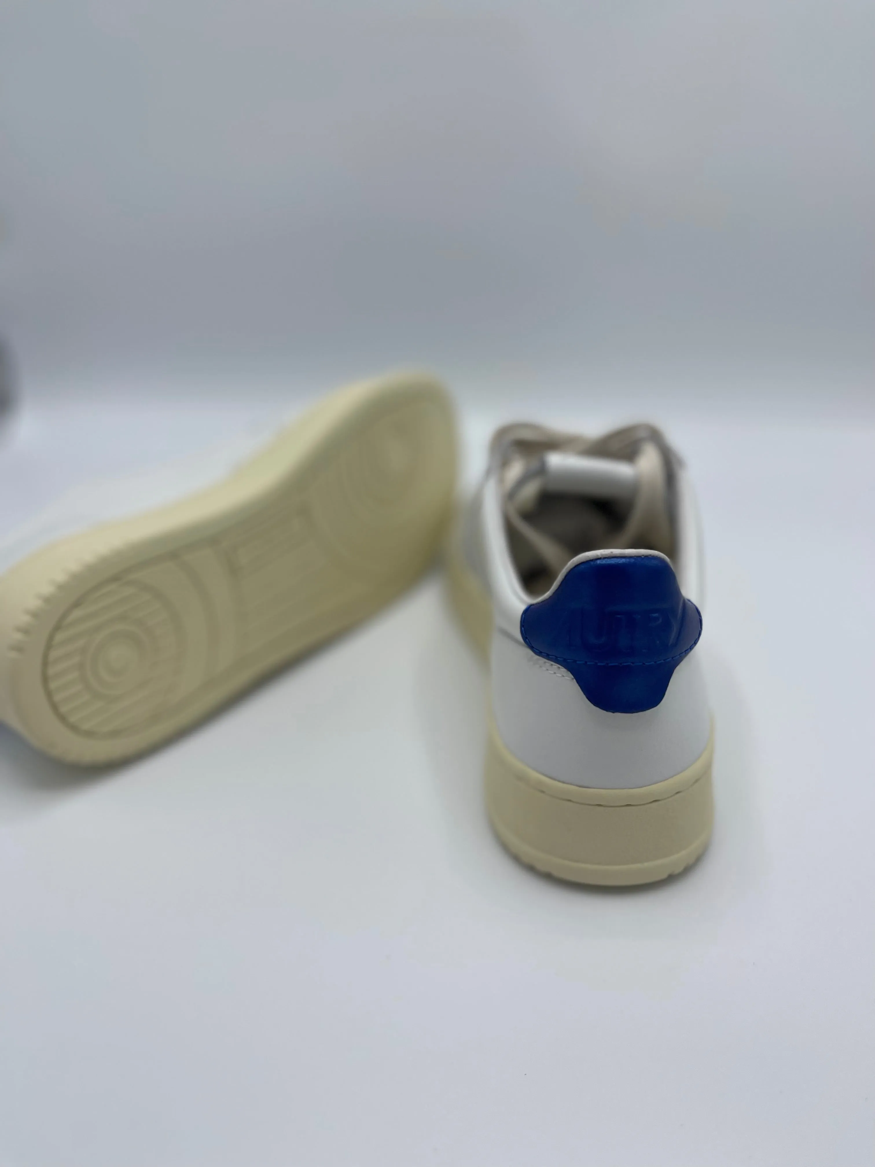 MEDALIST WHITE BLUE SNEAKER - AUTRY